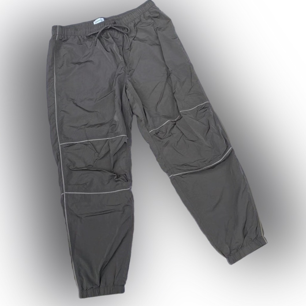 Men’s Lg Urban Outfitters fully mesh lined reflective parachute pants /joggers